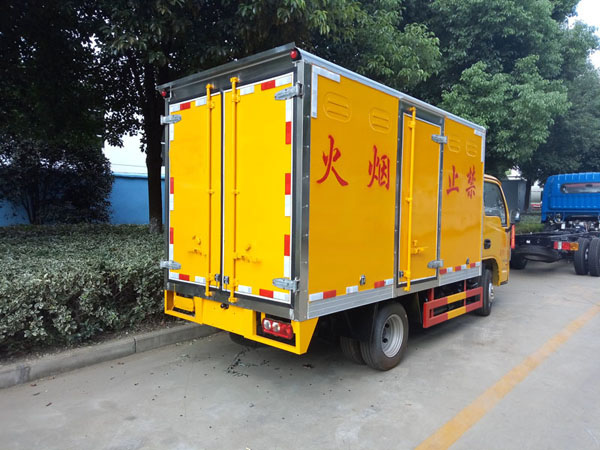 躍進3.3米柴油（藍(lán)牌）腐蝕品廂式車(chē)