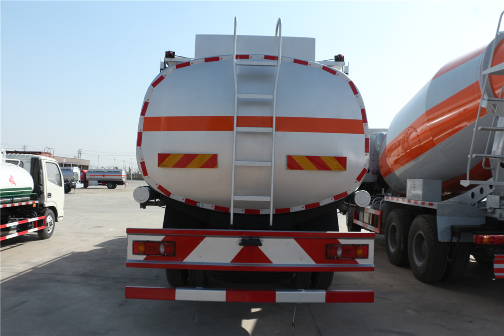 東風天錦小(xiǎo)三軸20方運油車(chē)
