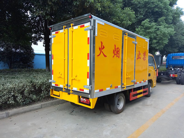 躍進3.3米柴油（藍(lán)牌）氣體(tǐ)廂式車(chē)