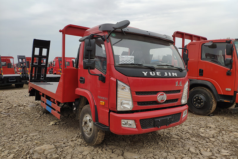 挖機平闆運輸車(chē)夏季行車(chē)安全應放(fàng)在第一(yī)位
