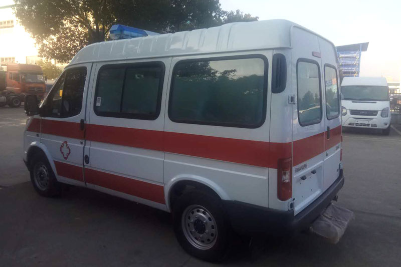  特順短軸柴油救護車(chē)