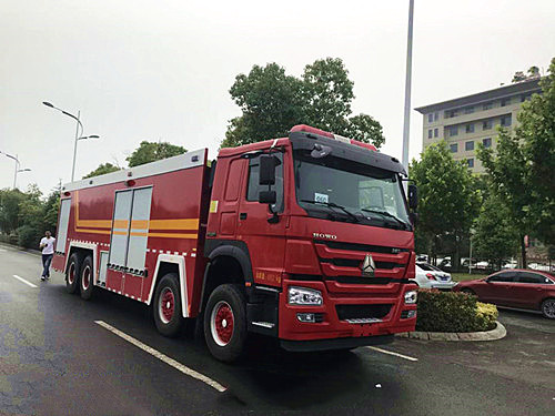 25噸豪沃前四後八水罐消防車(chē)