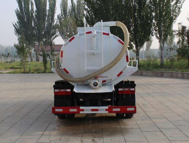 東風小(xiǎo)多利卡5立方吸糞車(chē)
